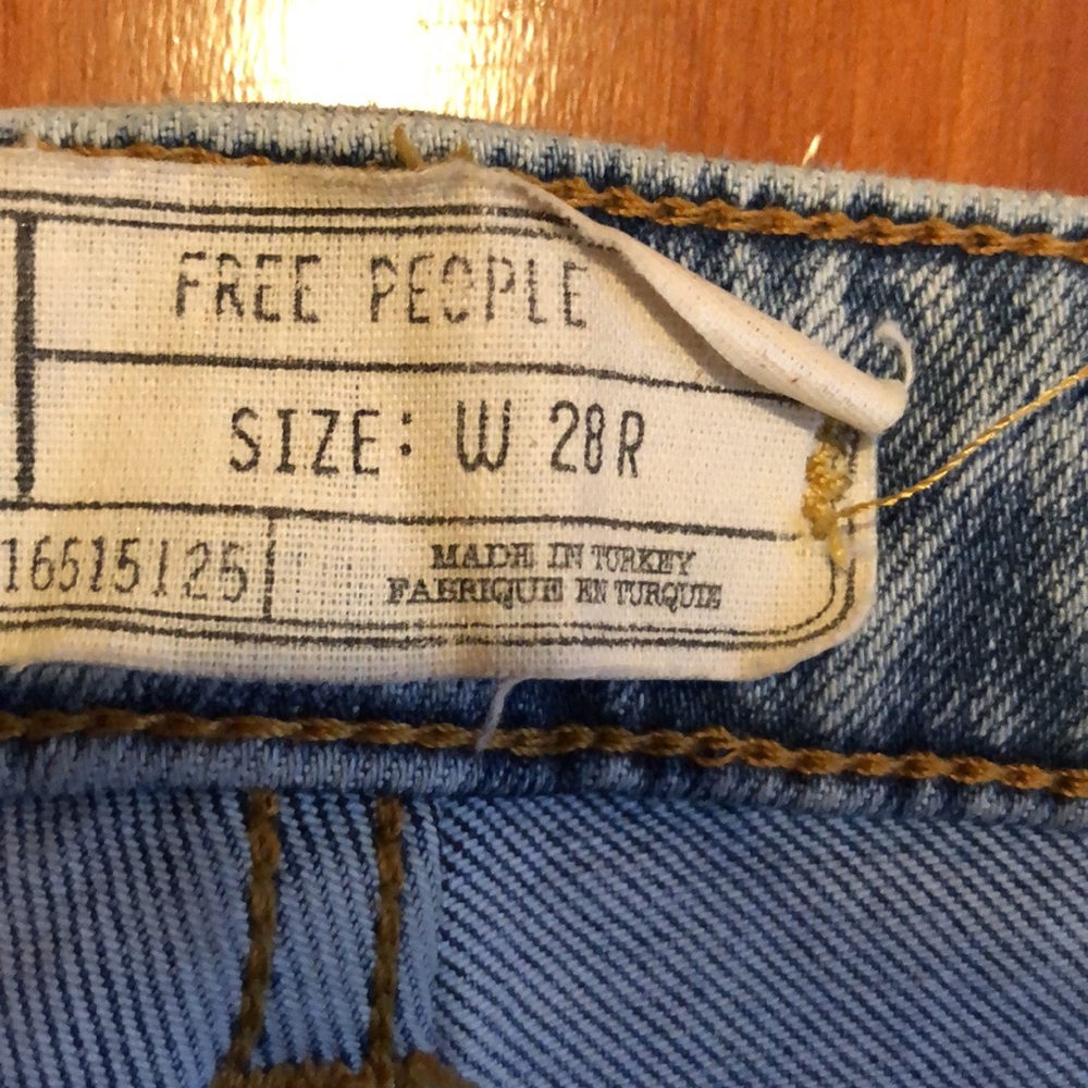 FREE PEOPLE - jeans with frayed bottom. Size 28R - Picture 2 of 3